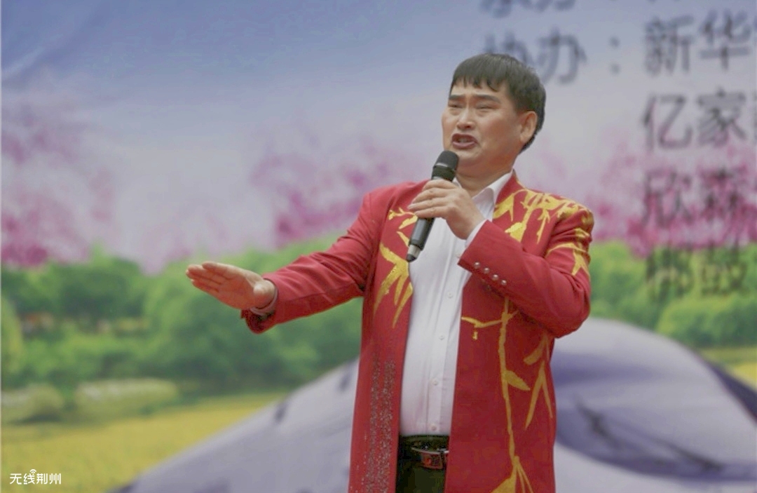 "大衣哥"农民歌手朱之文5月20日为监利第四届龙虾节助阵,带来您喜欢唱